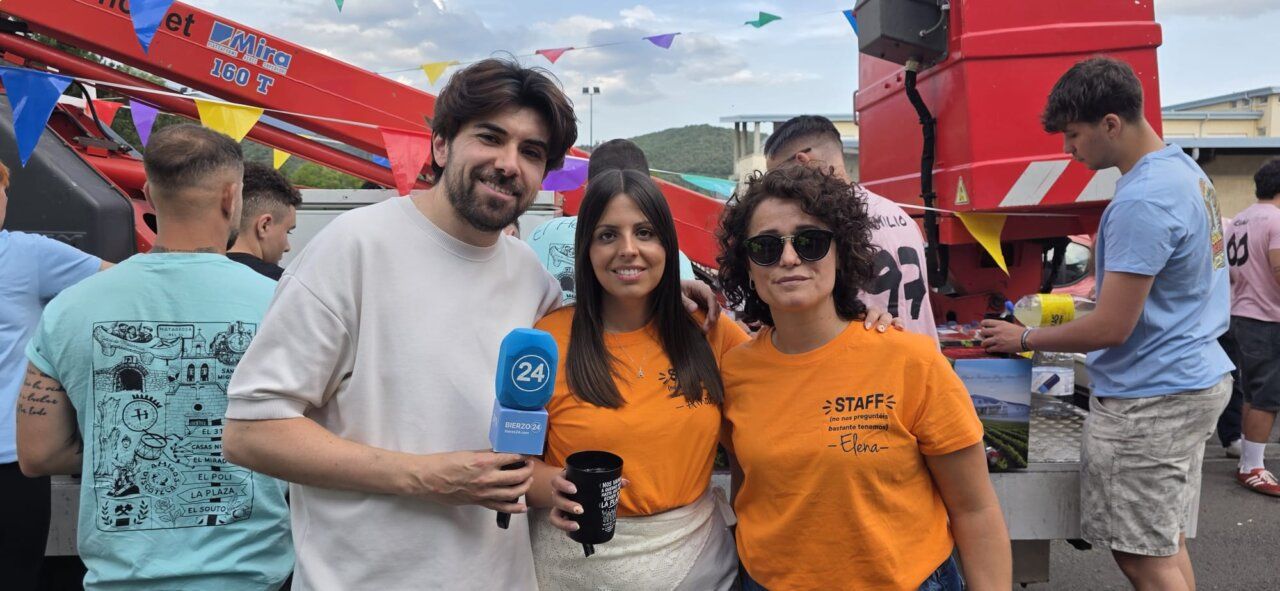 Tres personas sonrientes en la III Concentración de Peñas en Toreno