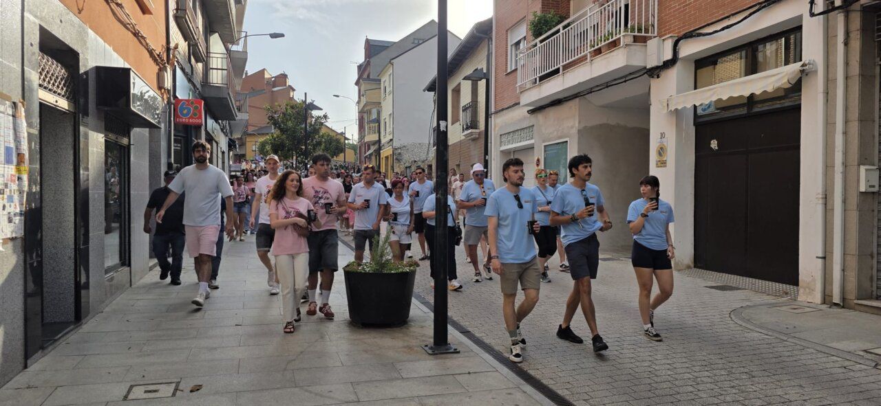 Grupo de personas caminando en la calle durante la concentración de San Juan en Toreno