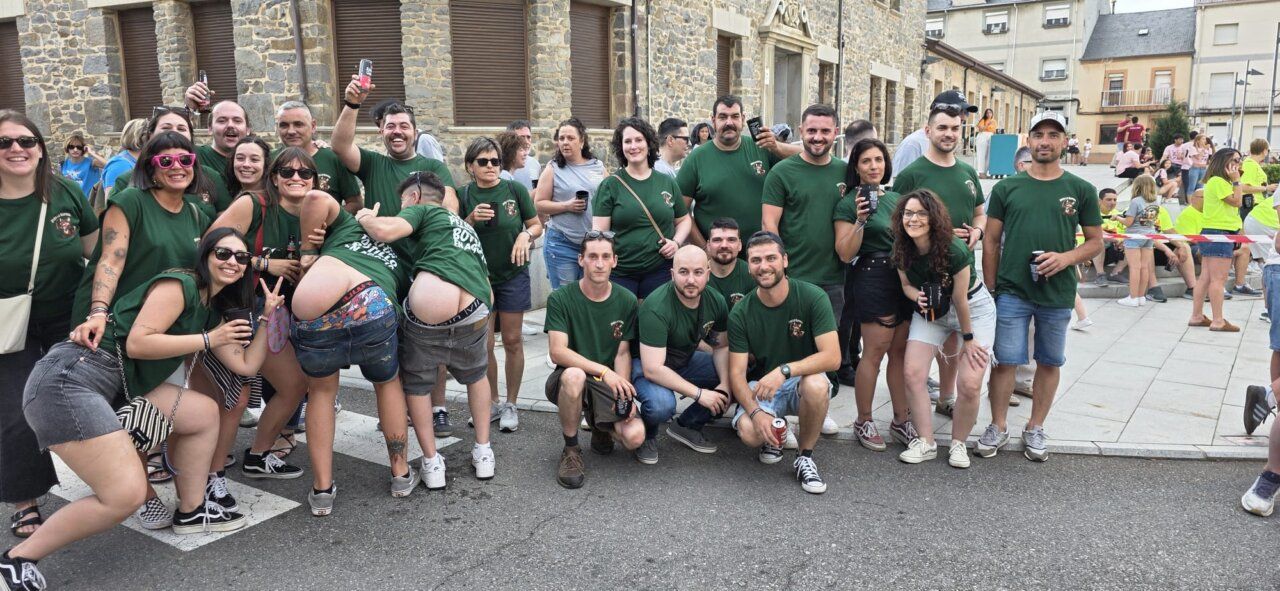 Grupo de personas celebrando en la III Concentración de Peñas en Toreno