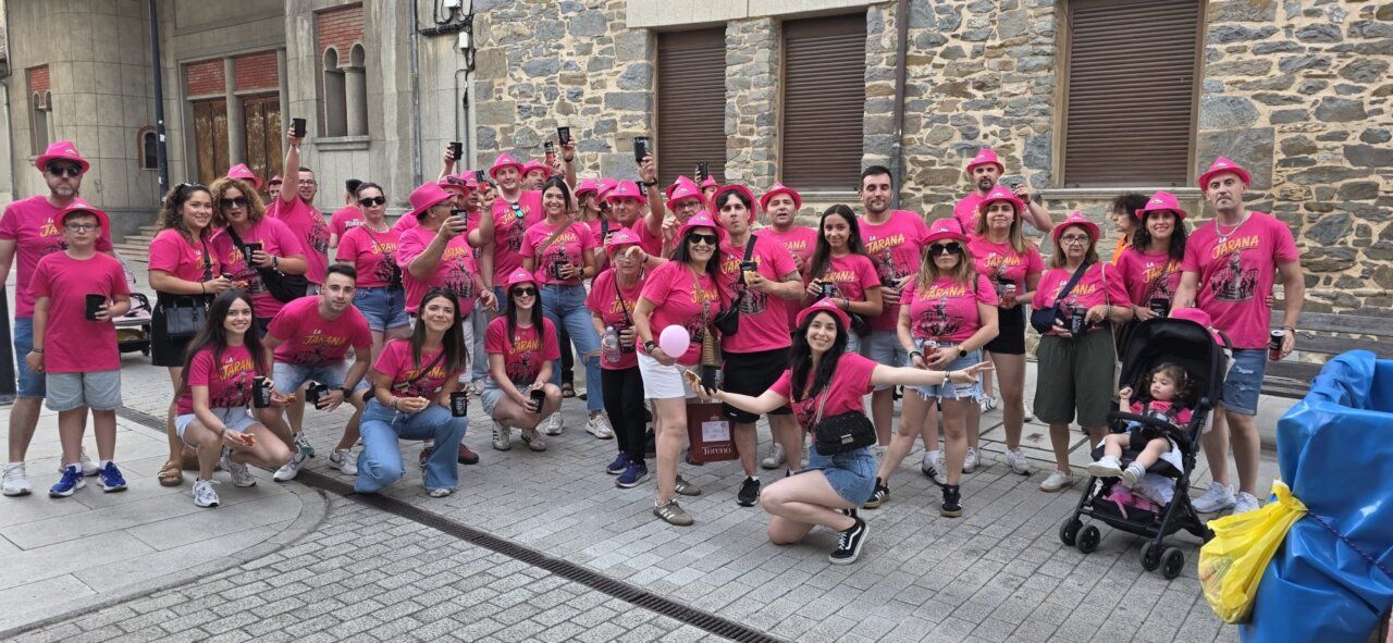 Grupo de personas con camisetas rosas en la concentración de San Juan 2026 en Toreno