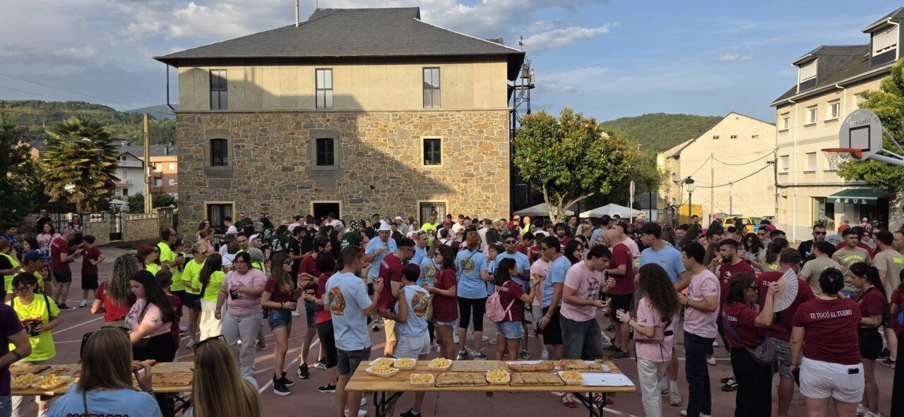 Multitud de personas en la III Concentración de Peñas en Toreno