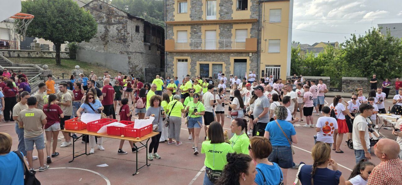Multitud de personas en la III Concentración de Peñas en Toreno
