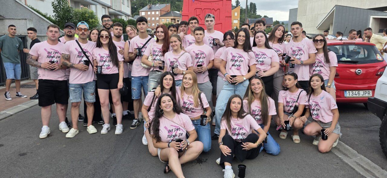 Grupo de jóvenes en la III Concentración de Peñas en Toreno