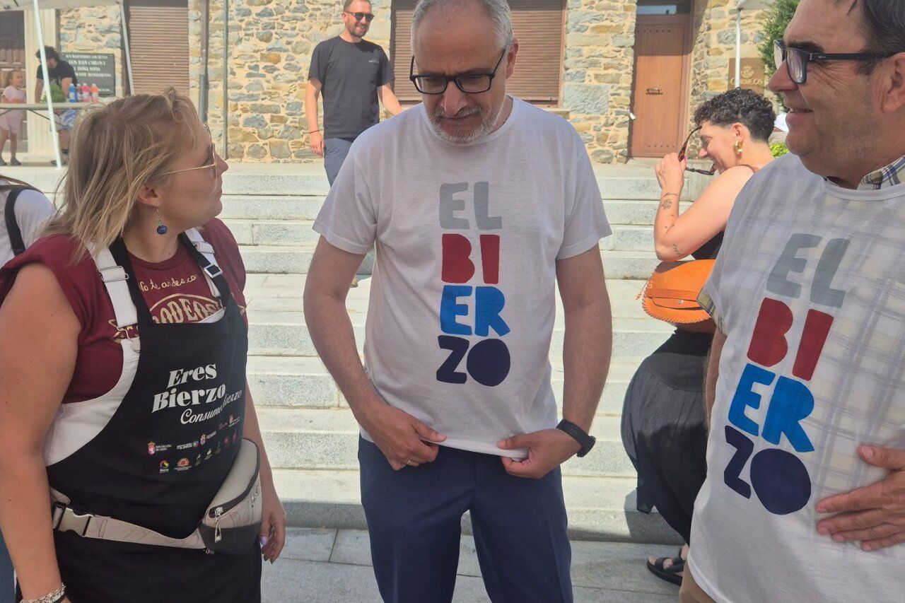 Inauguración de la feria Apostando por el Bierzo en Toreno.