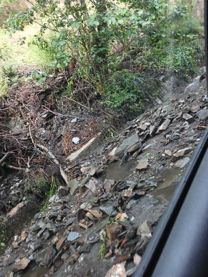Desprendimiento de tierra y rocas en carretera de Oencia