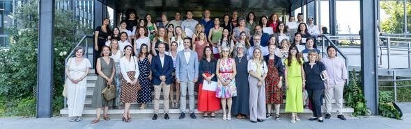 Grupo de graduados en competencias digitales de la UNED en la Facultad de Educación