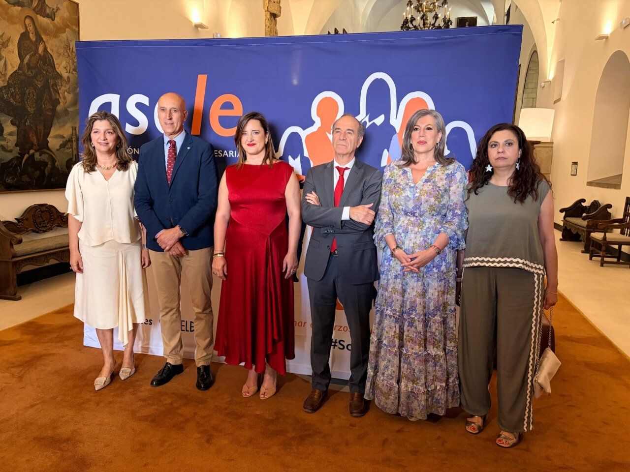 Grupo de personas celebrando el séptimo aniversario de ASELE en la Universidad de León