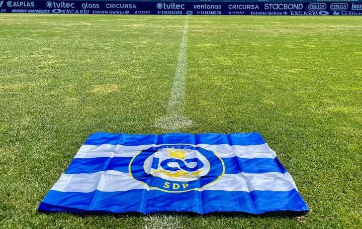 Bandera de la Ponferradina en el campo de fútbol
