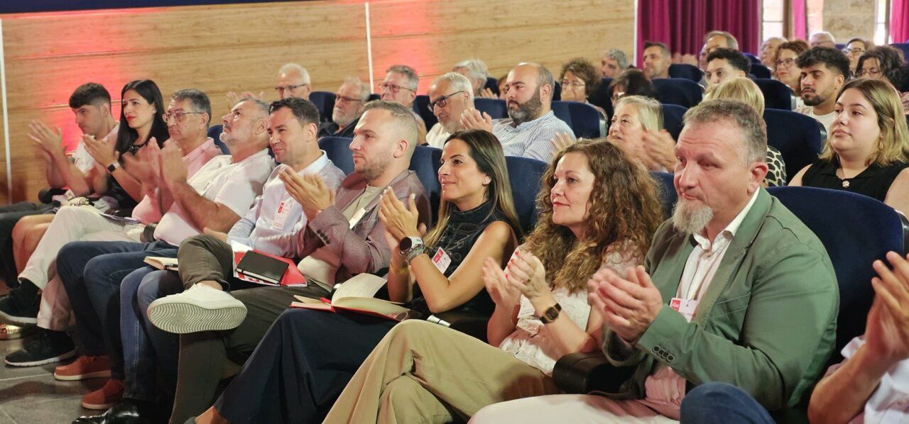 Reunión del PSOE en Valderas con asistentes aplaudiendo