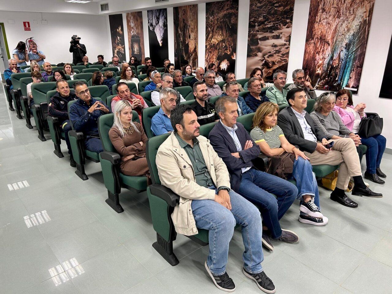 Asistentes en el evento del 60 aniversario de la Cueva de Valporquero