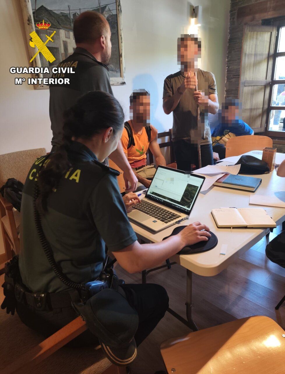 Guardia Civil asistiendo a un varón localizado tras su desaparición