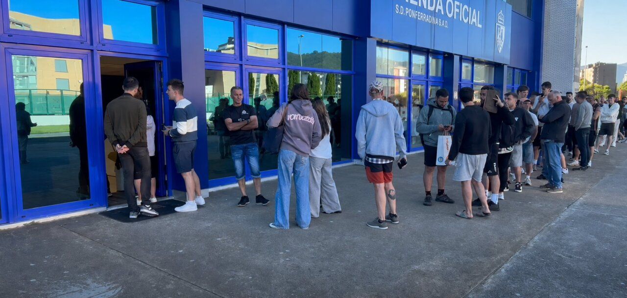 Aficionados haciendo cola para comprar entradas del playoff de ascenso