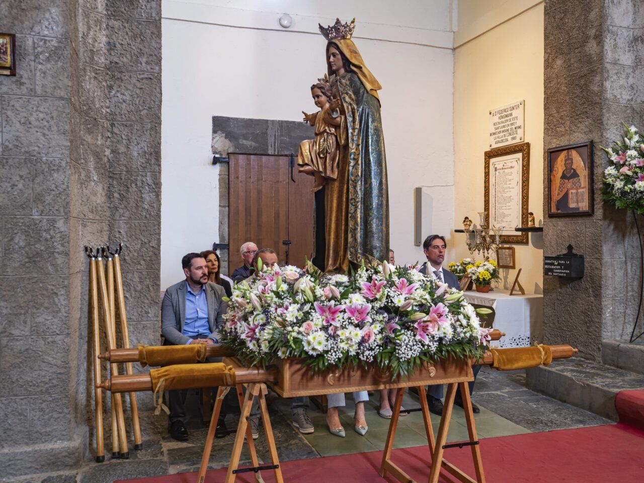Procesión de la Virgen de la Peña en Congosto con flores y fieles