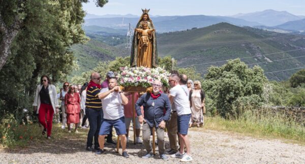 Grupo de personas llevando la imagen de la Virgen de la Peña en una romería