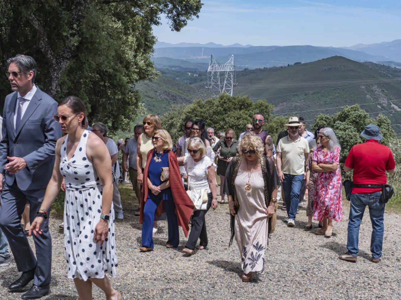 Grupo de personas caminando hacia la Virgen de la Peña en Congosto