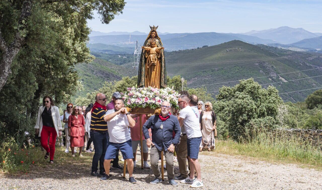 Grupo de personas llevando la imagen de la Virgen de la Peña en una romería