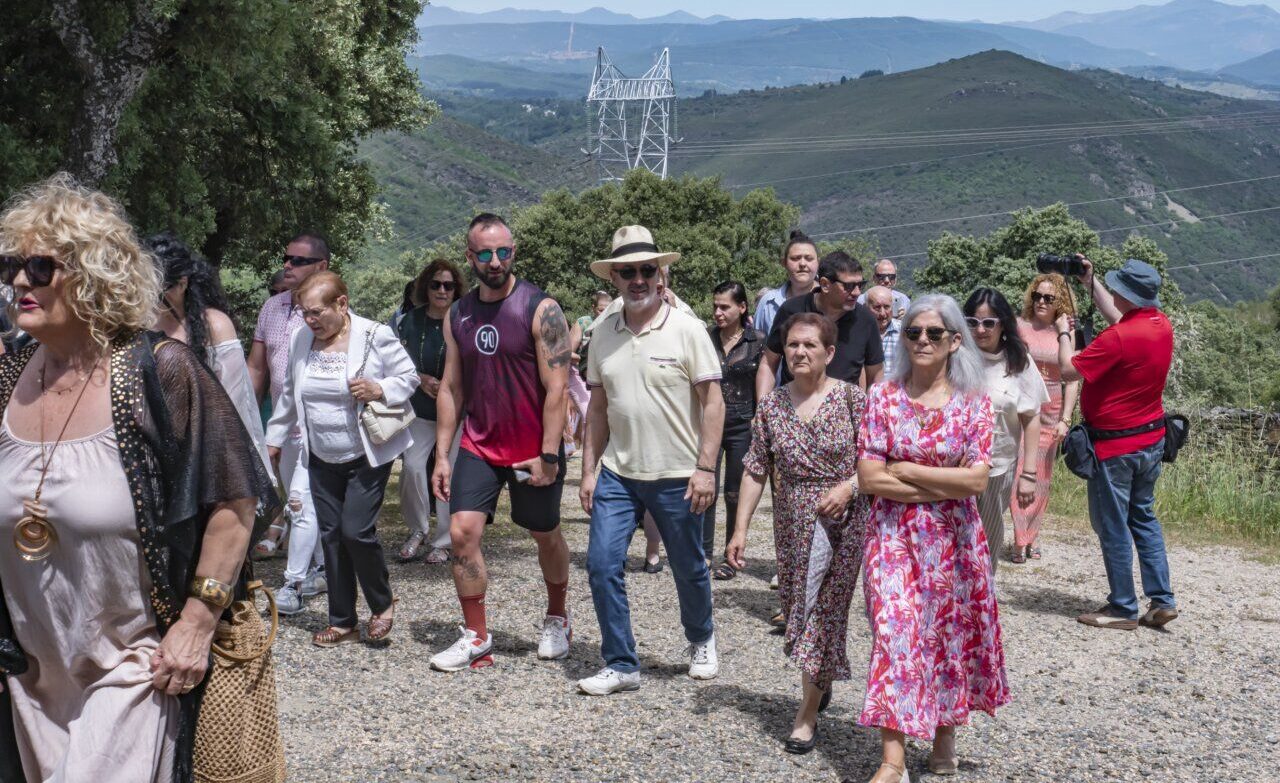 Grupo de personas caminando hacia la Virgen de la Peña en Congosto