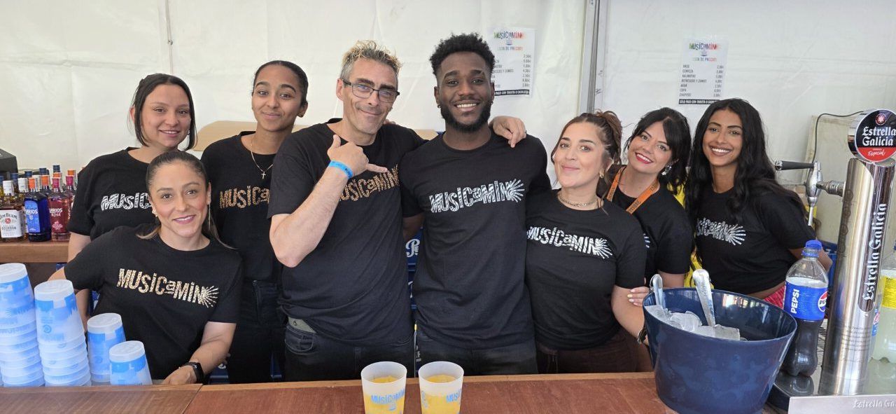 Grupo de personas sonriendo en un evento de Musicamino