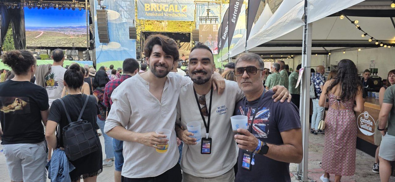 Tres amigos disfrutando de un festival de música al aire libre