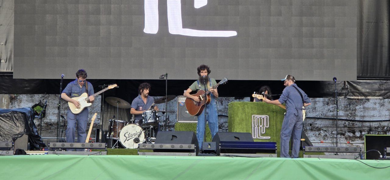 Banda tocando en un escenario durante un festival de música