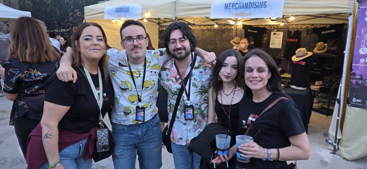 Grupo de amigos disfrutando en un evento musical al aire libre