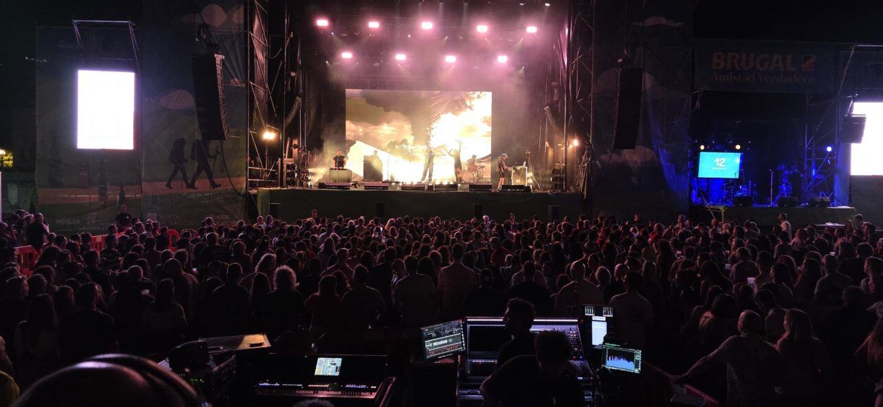 Concierto en el festival Musicamino con gran audiencia y escenario iluminado