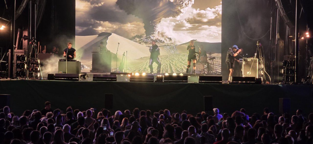 Concierto en Musicamino con una gran multitud y escenario iluminado
