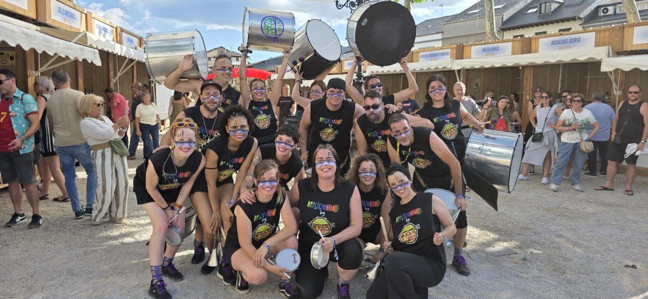Grupo de personas con instrumentos musicales en un festival