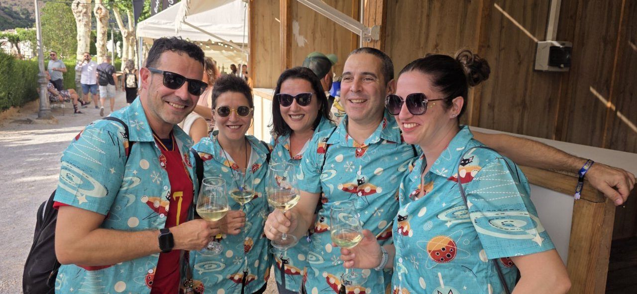 Grupo de amigos disfrutando en un evento con camisetas coloridas