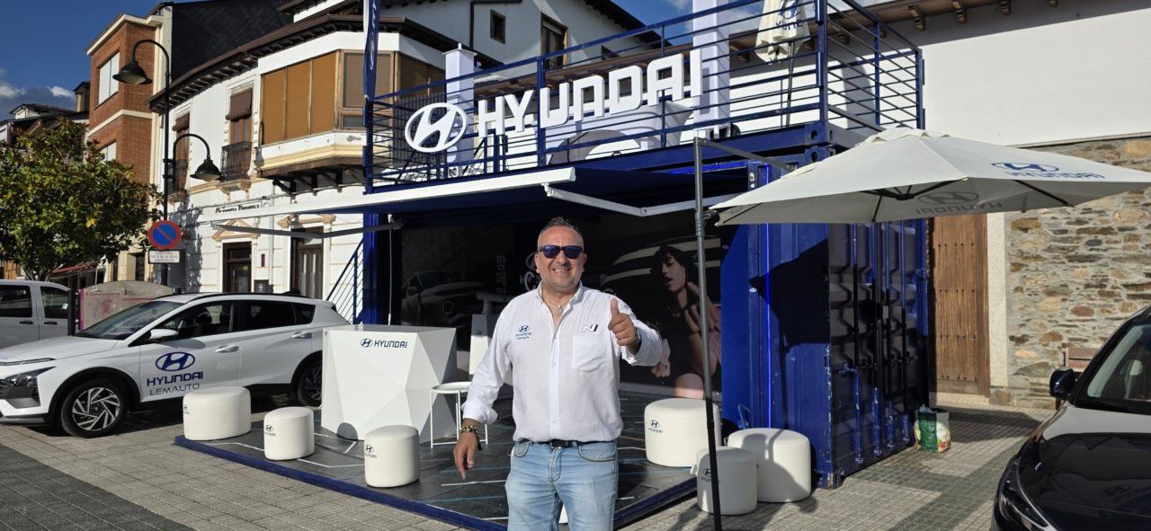 Evento de Hyundai en Musicamino con un hombre sonriendo