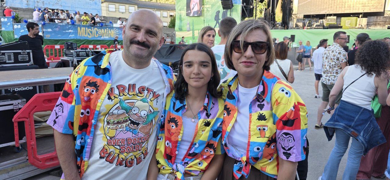 Familia disfrutando en el festival Musicamino con camisetas coloridas