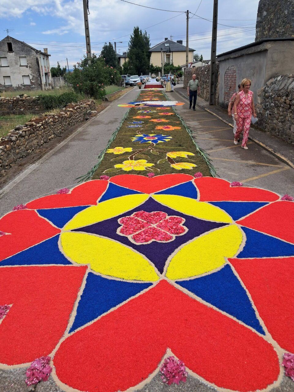 Alfombra floral colorida en Villaverde de la Abadía durante las comuniones