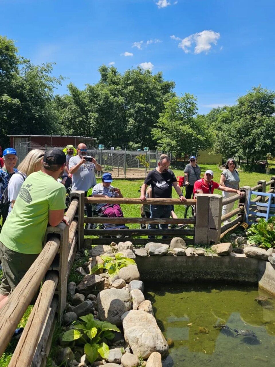 Grupo de personas disfrutando en la Finca Fiyuelo en Venta de Albares