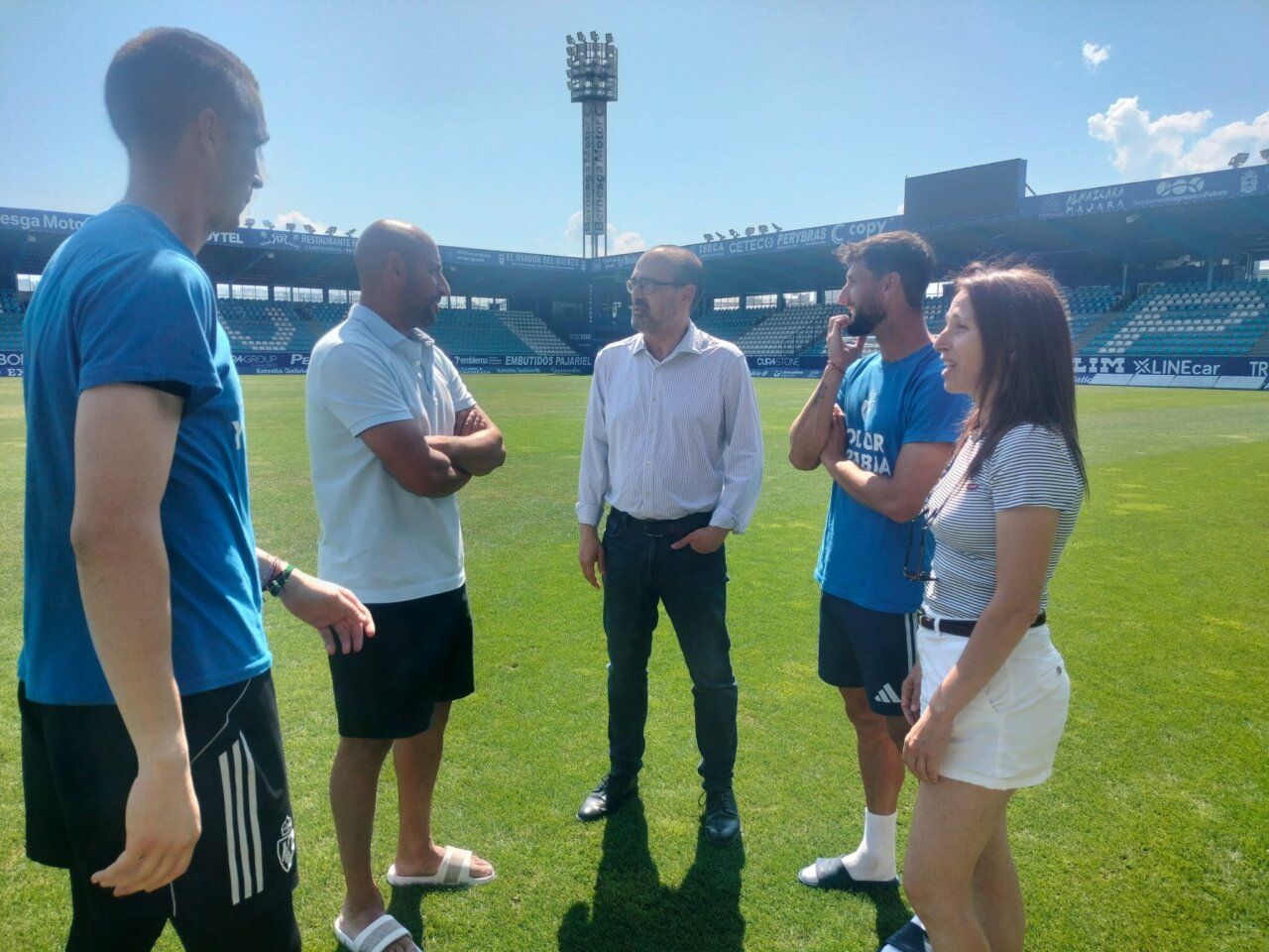 Visita del alcalde y concejal a la SD Ponferradina en el campo
