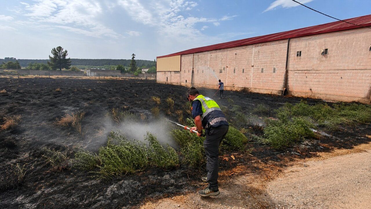 Voluntario de PROTEMER extinguiendo un incendio en Camponaraya