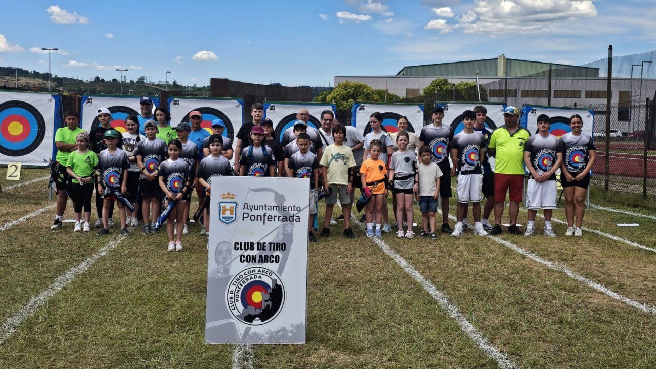 Grupo de jóvenes arqueros en el XIV Trofeo de Tiro con Arco en Ponferrada