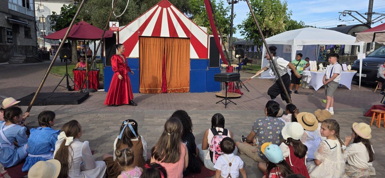 Niños y adultos disfrutando de actividades en Toral en Tren