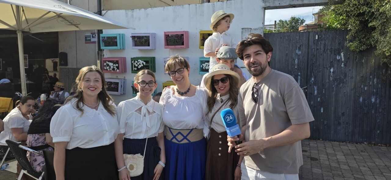 Grupo de personas vestidas con trajes de época en Toral de los Vados