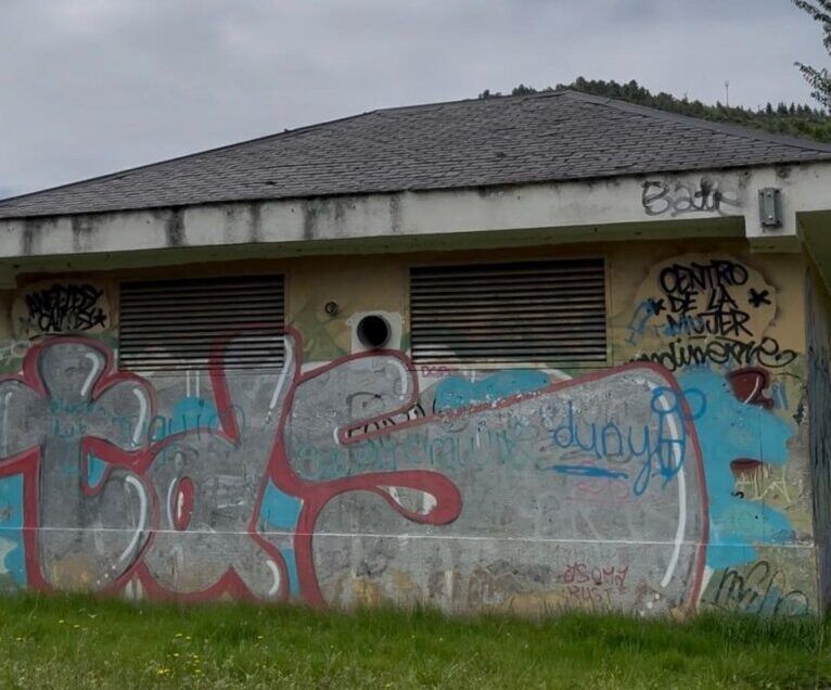 Edificio con graffiti en la zona de esparcimiento del río Sil