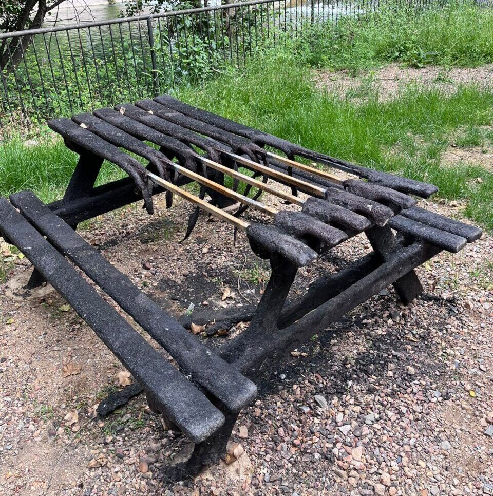 Mesa de picnic dañada en la zona de esparcimiento del río Sil