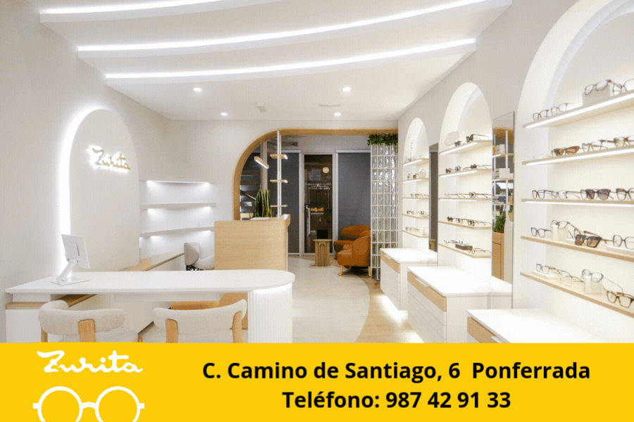 Interior de la tienda Zurita en Ponferrada con gafas en exhibición