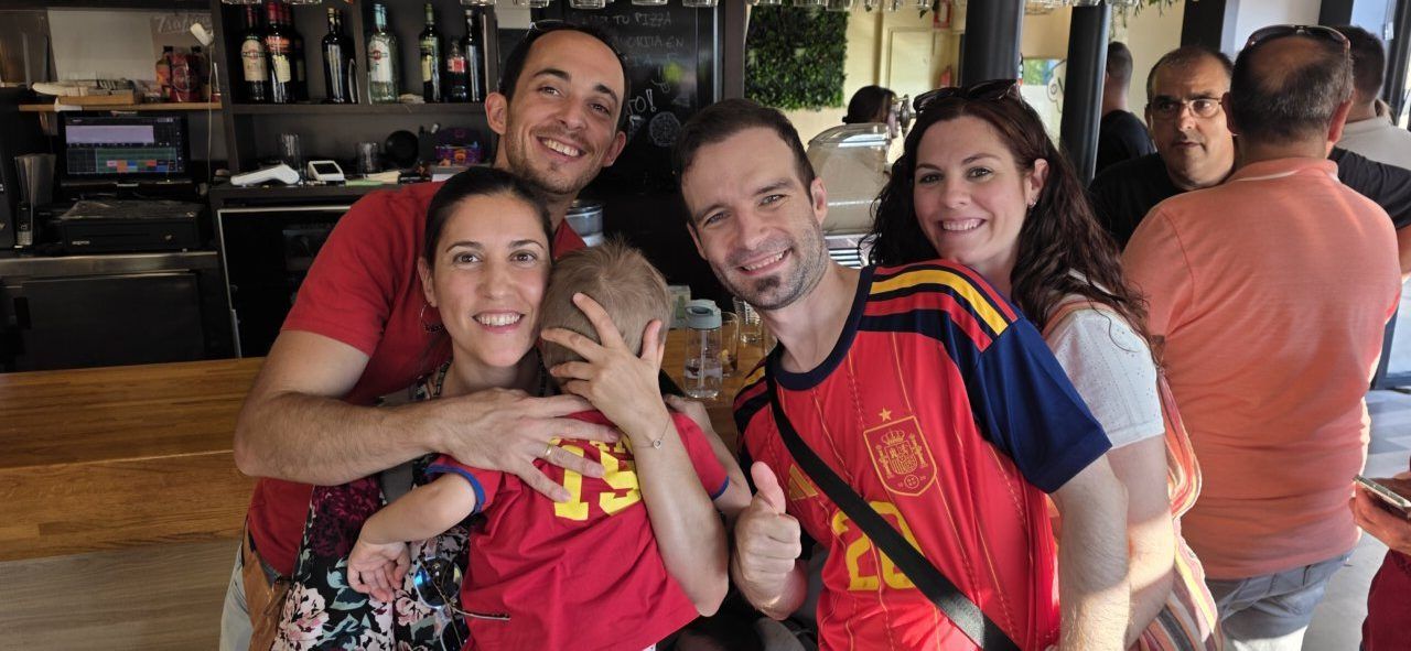 Grupo de personas celebrando en la Pizzería Mama Mia durante su aniversario
