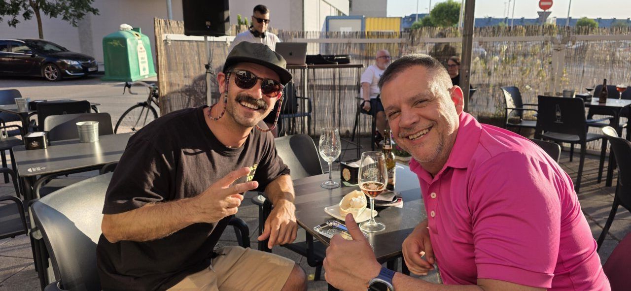 Dos hombres sonrientes en la celebración del aniversario de la pizzería Mama Mia
