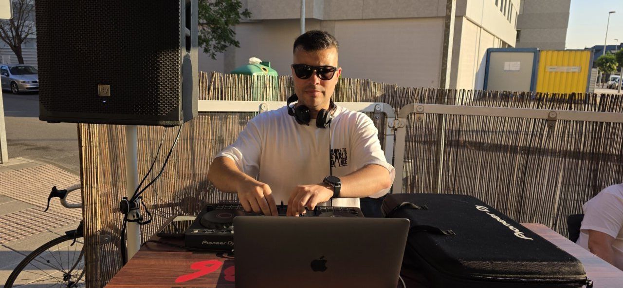 DJ animando la fiesta del décimo aniversario de Mama Mia