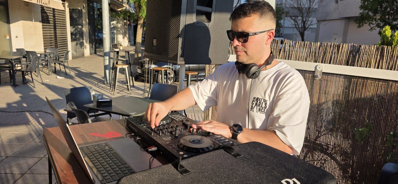 DJ animando la fiesta del 10º aniversario de la Pizzería Mama Mia