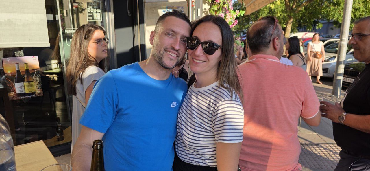 Pareja sonriente en la fiesta del 10º aniversario de la Pizzería Mama Mia
