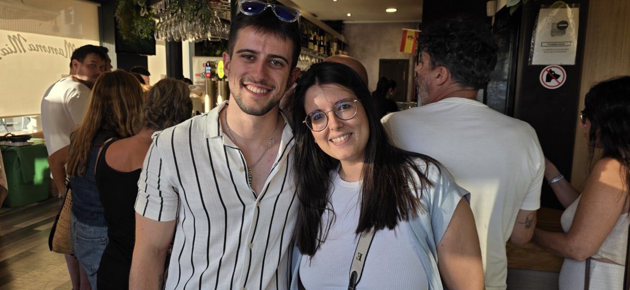 Clientes disfrutando en la fiesta del 10º aniversario de la Pizzería Mama Mia