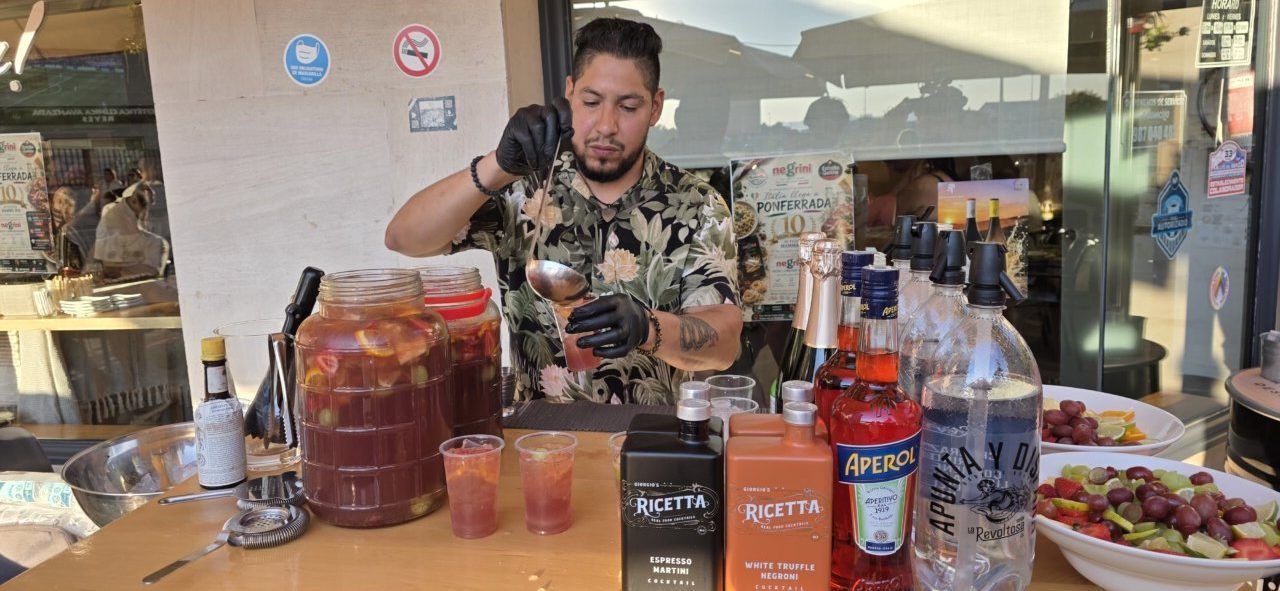 Bartender preparando cócteles en la fiesta de aniversario de Mama Mia