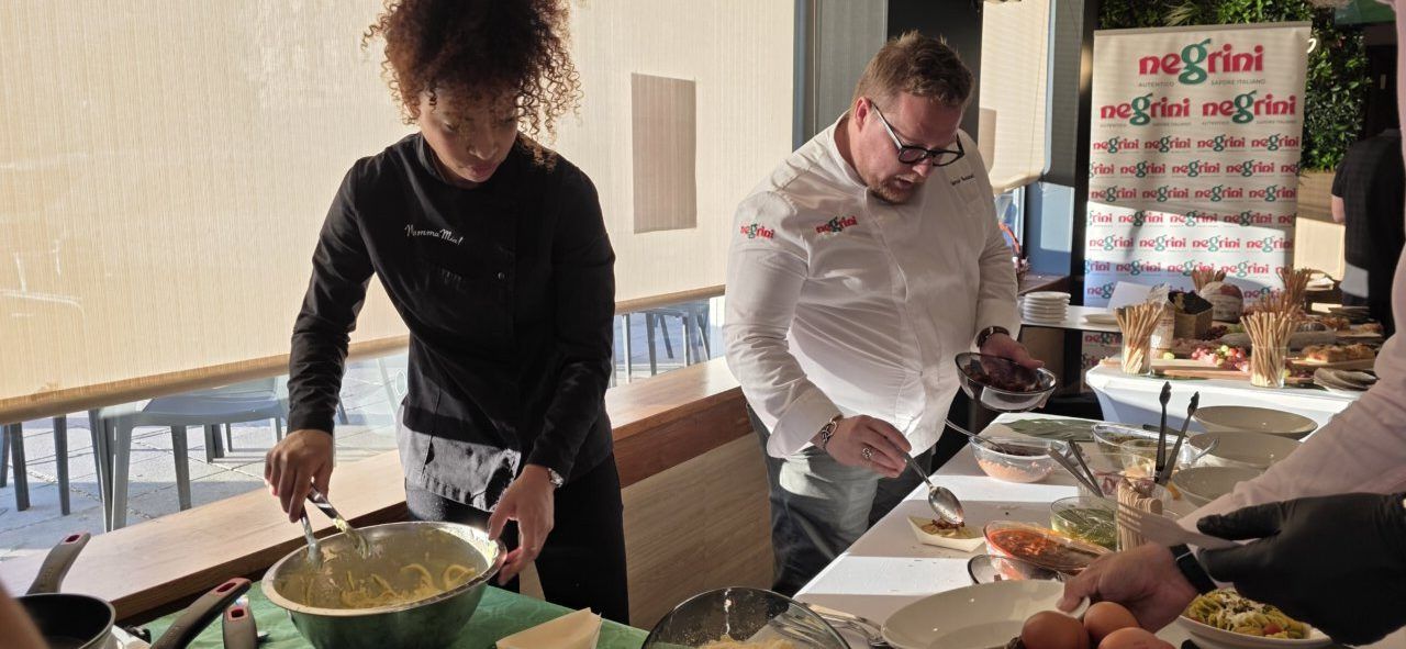 Cocineros preparando platos en la fiesta de aniversario de Mama Mia