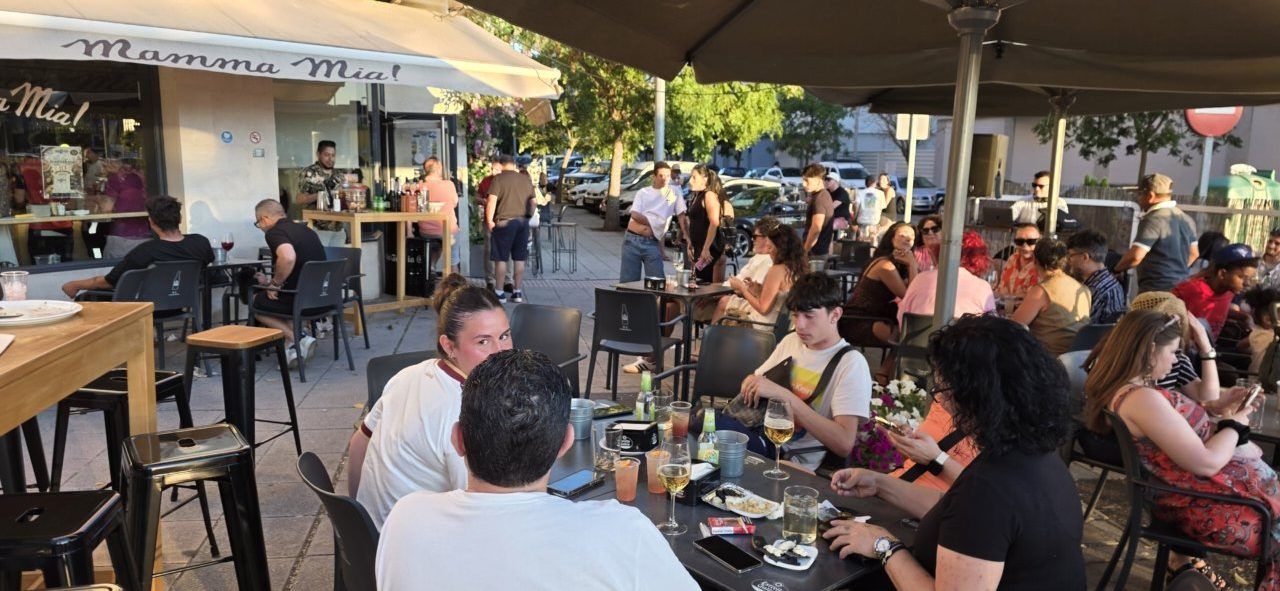 Clientes disfrutando de la fiesta de aniversario en Pizzería Mama Mia